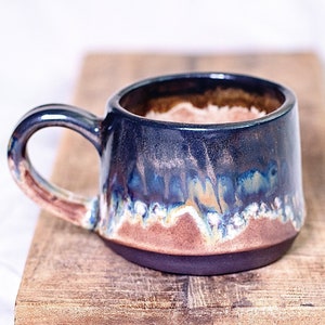 Handgemaakte keramische mok voor koffie, thee of cappuccino | zwarte glitter, blauw en bruin | servies | rustiek | zwarte klei