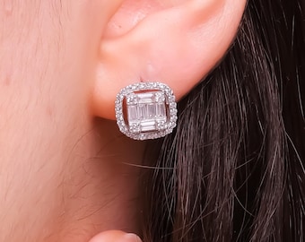Könnte beinhalten: Ein Paar silberne Ohrringe mit einem quadratischen, klaren, baguette-geschliffenen Diamanten in der Mitte, umgeben von kleineren Diamanten.