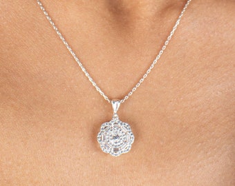 繊細なダイヤモンドフラワーネックレス：925シルバーCZフローラルペンダント