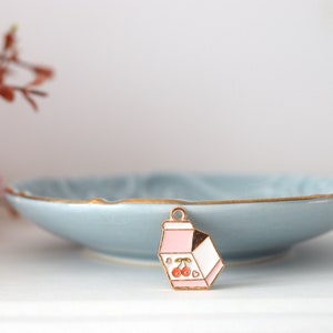 Breloque CERISE LAIT BOX, pendentif pour colliers de chat, boisson esthétique kawaii aux fruits roses