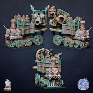 Può includere: Un modellino di treno fantasy con una locomotiva a forma di toro con dettagli a teschio, ruote e piastre color ottanio e un grande cannone montato. La struttura presenta dettagli meccanici complessi e diverse piccole figure.