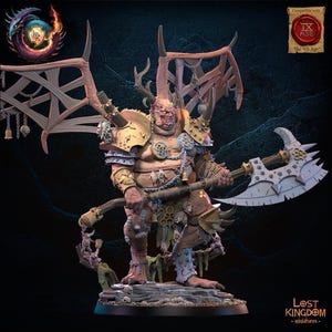 Puede incluir: Figura en miniatura detallada de una criatura monstruosa con cuernos, alas y armadura, sosteniendo un hacha grande. La figura está pintada en tonos de beige, marrón y dorado, con detalles intrincados. La base presenta un terreno rocoso.