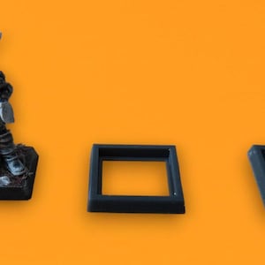 Può includere: Miniature di figure fantasy di un guerriero con spada e scudo e una base quadrata. Le figure sono argentate e nere, con accenti rossi. Su uno sfondo arancione brillante.