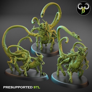 Peut inclure: Trois figurines miniatures vert clair représentant une créature à membres multiples avec une longue queue courbée se terminant par une structure en forme de bouche. Chaque créature possède un torse central, plusieurs pattes et une tête cornue.