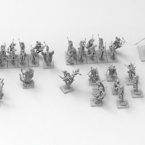Op de afbeelding: Een verzameling ongeverfde grijze miniatuurfiguren gerangschikt in verschillende groepen. De set bevat diverse humanoïde personages, sommige op paarden, op vierkante voetstukken, met gedetailleerde harnassen, wapens en dynamische houdingen.