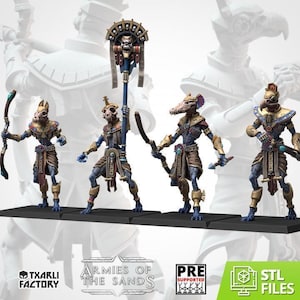 Puede incluir: Cuatro figuras de fantasía en miniatura con cráneos de animales y piel azul, con armadura dorada y taparrabos marrones. Una figura sostiene un bastón alto rematado con un cráneo. El texto dice Txarli Factory, Armies of the Sands, Pre Supported, STL Files.