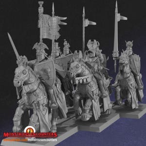 Könnte beinhalten: Ein Set grauer Miniaturfiguren, die gepanzerte Ritter auf Pferden darstellen. Die Ritter tragen Helme und Schilde mit Kelch-Emblemen, während einige lange Lanzen oder eine Flagge halten. Auf der Basis steht der Text Monstrous Encounters.