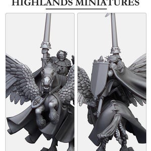 Może przedstawiać: Szara miniatura z żywicy przedstawiająca rycerza na skrzydlatym koniu, z napisem HIGHLANDS MINIATURES. Rycerz trzyma długą lancę i tarczę z emblematem fleur-de-lis. Koń posiada duże, pierzaste skrzydła oraz narzutę na siodło.
