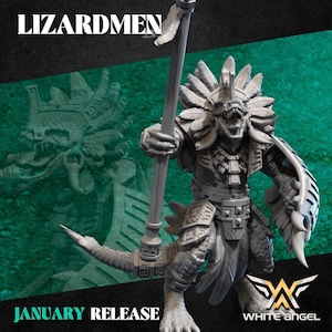 Puede incluir: Una figura miniatura gris de un guerrero lagarto que sostiene un bastón largo y un escudo. La figura lleva un tocado de plumas y una armadura ornamentada. El texto en la imagen dice LIZARDMEN, JANUARY RELEASE y WHITE ANGEL con un logo.