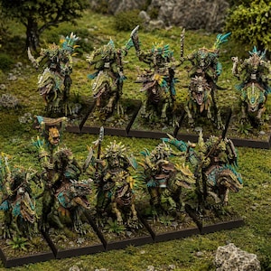 Puede incluir: Una colección de diez figuras en miniatura con aspecto de lagarto montadas sobre criaturas reptilianas. Cada figura está pintada en tonos verdes con detalles en azul y amarillo, portando diversas armas como lanzas y hojas sobre bases negras cuadradas.