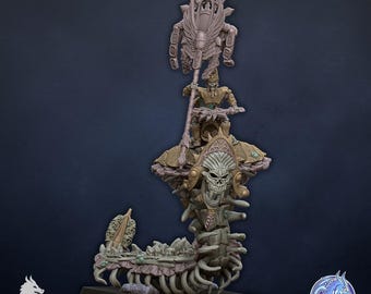 Może przedstawiać: Miniaturowa figurka przedstawiająca szkieletową postać jadącą na dużym, segmentowanym stworzeniu o wielu odnóżach. Jeździec trzyma wysoki, ozdobny kostur ze skrzydlatymi detalami. Stworzenie ma głowę przypominającą czaszkę i długi korpus.
