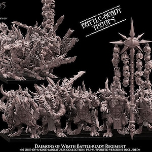 Peut inclure: Une collection de dix figurines miniatures en résine grise non peinte intitulée Daemons of Wrath Battle-ready Regiment. Les figurines représentent des créatures humanoïdes musclées et cornues maniant de grandes épées et un bâton orné de crânes.