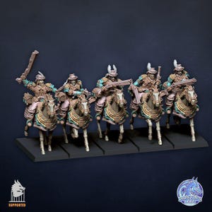 Può includere: Un set di cinque miniature di cavalleria montate su cavalli, ognuna con cappelli piumati e armature con accenti color ottanio. I cavalieri impugnano lunghe armi da fuoco e i cavalli presentano pettorali decorati su una base rettangolare.