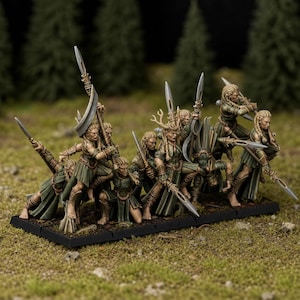 Può includere: Un gruppo di miniature di guerrieri elfi su una base rettangolare nera. Le figure indossano tuniche e armature verde oliva, impugnando lunghe lance e lame ricurve. Una figura centrale indossa un caratteristico copricapo a forma di corna.