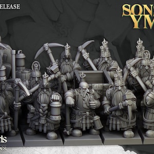 Könnte beinhalten: Eine Sammlung grauer Miniaturfiguren mit dem Titel Sons of Ymir, die bärtige Gestalten mit Helmen zeigen, welche Spitzhacken, Laternen und Hämmer halten. Das Set enthält ein Banner mit gekreuzten Spitzhacken und eine Holzkiste auf quadratischen Sockeln.