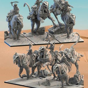 Può includere: Un set di tre tazze in ceramica con finitura opaca e macchiettata. Le tazze sono nei toni del crema, grigio chiaro e grigio scuro. Ogni tazza ha un design semplice e minimalista.