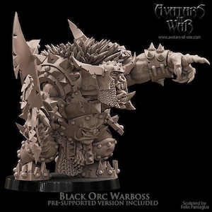 以下が含まれることがあります： 詳細な、茶色の Black Orc Warboss のフィギュア。このフィギュアは、スパイクとチェーンメイルのネックガードで重く装甲されています。オークは、爪のある手で指を指しています。フィギュアのベースは黒色です。テキストには「Black Orc Warboss」と書かれています。
