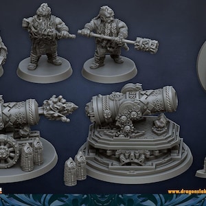 Puede incluir: Un conjunto de miniaturas de resina gris para juegos de mesa que incluye tres figuras de enanos en varias poses y un cañón grande y ornamentado montado sobre una base circular con detalles de engranajes y grabados en el cañón y las ruedas.