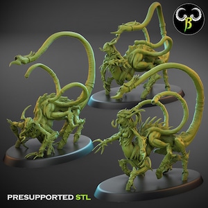 Puede incluir: Tres figuras verdes de criaturas fantásticas con colas de escorpión y cuerpos superiores humanoides. Las figuras están sobre bases circulares negras. El texto "PRESUPPORTED STL" está en la parte inferior. Un logotipo está en la esquina superior derecha.