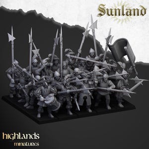 Puede incluir: Un grupo de soldados en miniatura, armados con lanzas, alabardas y espadas, están de pie muy juntos. Las figuras están en formación de batalla, con un tamborilero al frente. La imagen incluye el texto "Sunland" y "highlands miniatures".