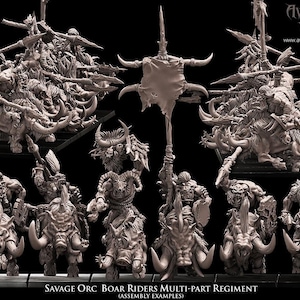 Può includere: Un set di miniature grigie non dipinte che raffigurano orchi in sella a cinghiali, in varie pose con lance, scudi e uno stendardo centrale. Il testo Avatars of War e Savage Orc Boar Riders Multi-part Regiment è chiaramente visibile.