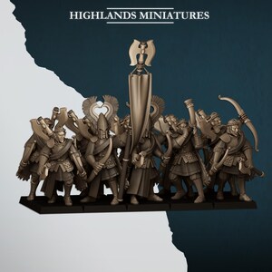 Puede incluir: Un grupo de figuras de soldados de fantasía en color marrón monocromático sobre una base rectangular. Las figuras llevan armaduras y cascos, con una figura central sosteniendo un estandarte alto rematado con un hacha. Texto: HIGHLANDS MINIATURES.
