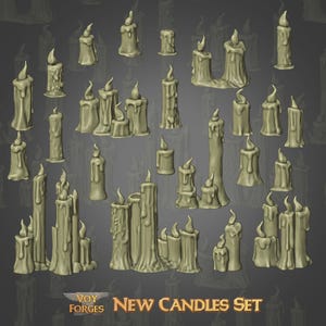 Op de afbeelding: Een verzameling miniatuur lichtgroene onverlichte kaarsen in verschillende hoogtes en groeperingen, met gesmolten wastexturen en druppels. De tekst "VOY FORGES NEW CANDLES SET" staat in het oranje onderaan de afbeelding.