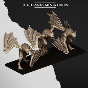 Puede incluir: Tres figuras en miniatura de color beige de criaturas aladas con orejas puntiagudas y pelaje texturizado, cada una sobre una base rectangular negra. El texto HIGHLANDS MINIATURES aparece en la parte superior de la imagen en fuente blanca con líneas.