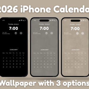 Op de afbeelding: Drie iPhone-schermen met een 2026 kalenderachtergrond. De schermen tonen de datum, tijd en een kalender voor januari. De tekst "2026 iPhone Calendar" en "Wallpaper with 3 options" zijn ook zichtbaar.