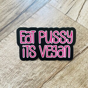 Vattentätt klistermärke med "Eat Pussy it's vegan"