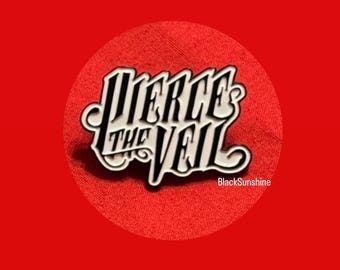 Pode incluir: Pin de esmalte branco e preto com o texto "Pierce the Veil" em uma fonte estilizada. O pin está sobre um fundo vermelho em forma circular. O texto "BlackSunshine" é visível no canto inferior direito.