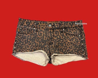 Pantalones cortos vaqueros de tiro bajo con estampado de leopardo y tachuelas de Tripp NYC