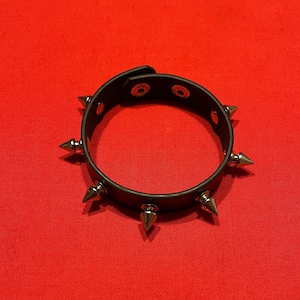 Bransoletka na nadgarstek Emo Goth Alt z kolcami i czaszką w 1 rzędzie