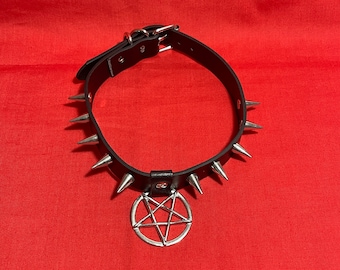 Gargantilla de piel sintética con pentagrama invertido y pinchos de Baphomet, estilo gótico emo alternativo.