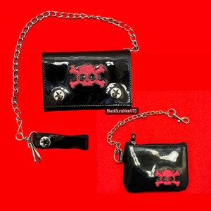 Cartera plegable de vinilo PVC negro con calavera cruzada bordada en rosa de VTG Addicted Goth con cadena
