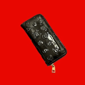 Cartera larga con cremallera, tarjetero, diseño emo gótico, de PVC brillante y con calavera en relieve