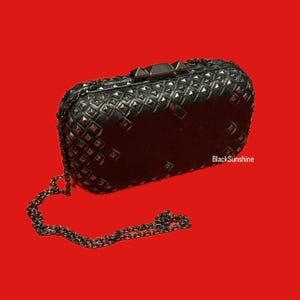 Cartera de mano estilo gótico rockero de piel sintética con tachuelas y cadena cruzada