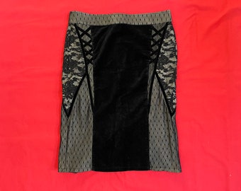 Falda hasta la rodilla de terciopelo y encaje estilo gótico corporativo de Tripp NYC, talla S