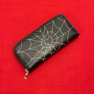Cartera larga con tarjetero y cremallera de telaraña con corazón gótico