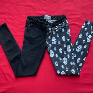 Royal Bones by Tripp NYC Split Black and White Skulls Skinny Jean Pant Sz 3