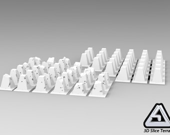 Puede incluir: Colección de piezas de terreno blancas impresas en 3D, cada una con un diseño arquitectónico único. Las piezas están dispuestas en varios grupos, mostrando diversas formas y tamaños. El logotipo de 3D Slice Terrain está en la esquina inferior derecha.