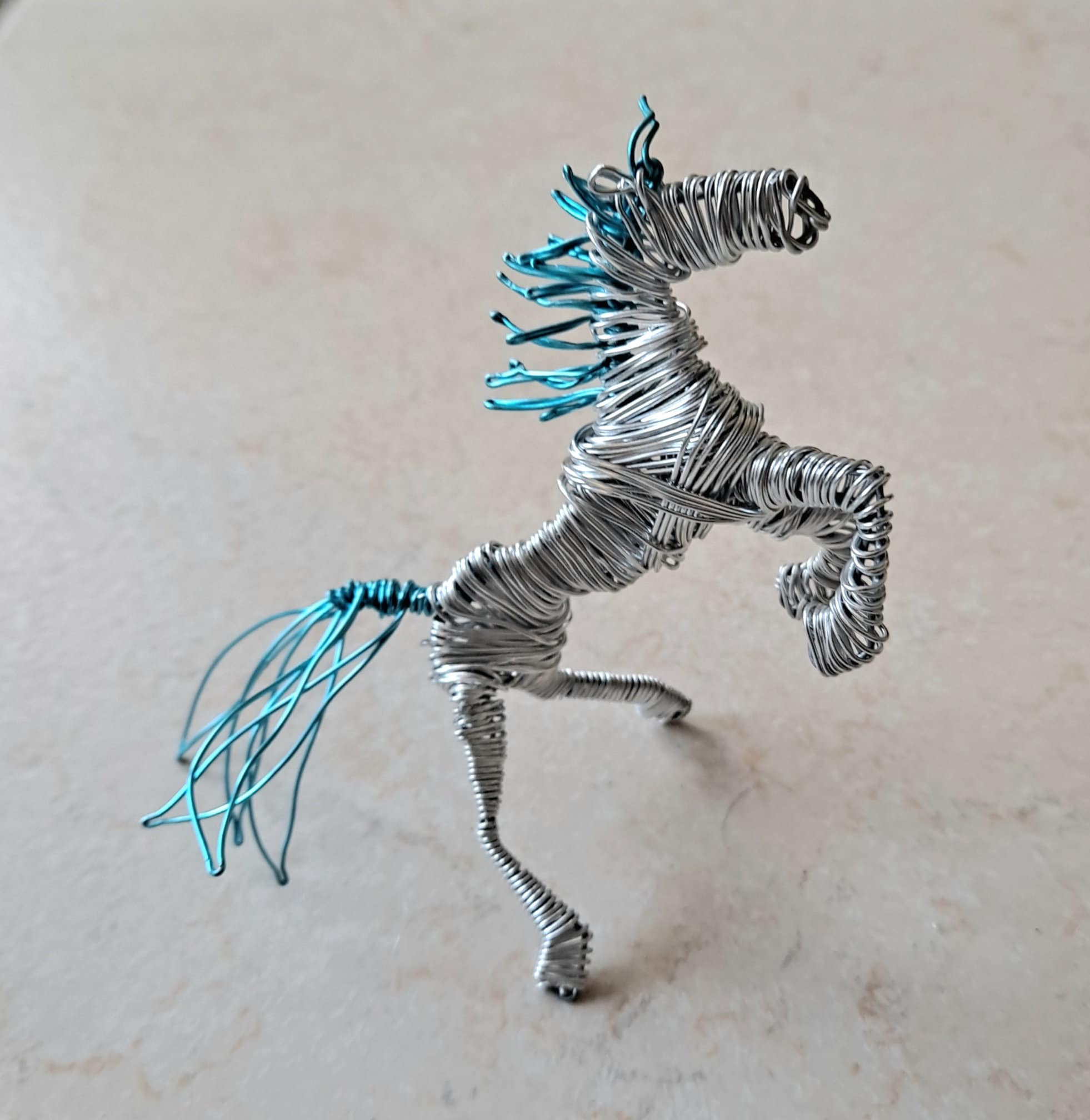 Sculpture d'un cheval en metal au trot recyclé. Statue en fer forgé ta –  Bazar du Monde