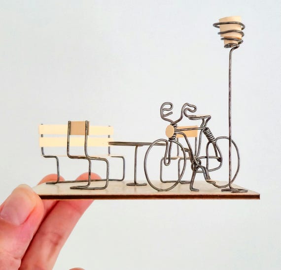 Diorama "Café Cycliste" (10x10 cm): A charming moment in wood and paper. Miniature bicycle, table, and chairs for a great coffee time