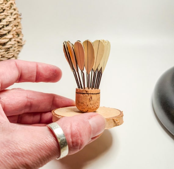 Volant de badminton miniature pour passionnés et sportifs sur socle en bois, décoration sportive artisanale
