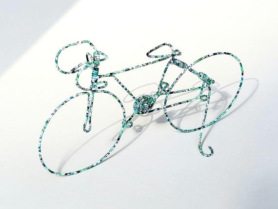 Miniature green wire racing bike for home decor, original gift for cycling enthusiasts