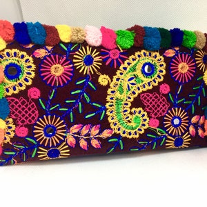 Cartera bordada estilo boho chic con pompones de colores