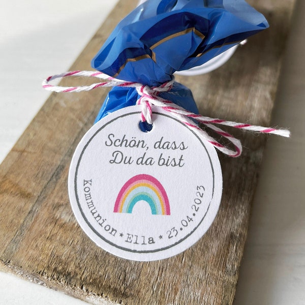 ANHÄNGER Schön dass du da bist ø 4 cm Regenbogen Kommunion TISCHKARTE Taufe Konfirmation Gastgeschenk Tischdekoration personalisiert