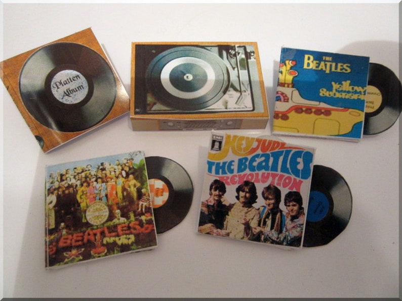 Plattenspieler mit 3 Beatles Schallplatten Miniatur / Puppentube Bild 1