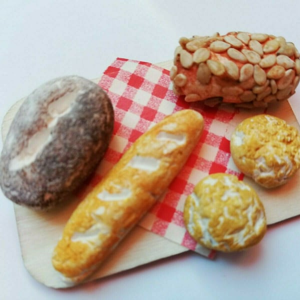 Assiette avec pains & petits pains / boulangerie en Fimo miniature