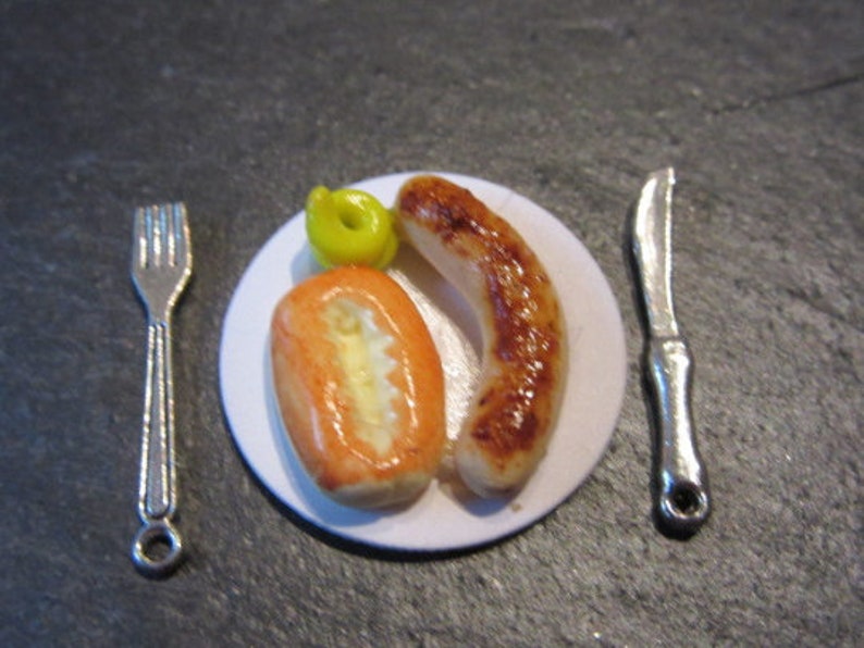 Miniatur Fimo Puppenstube Bratwurst mit Pommestüte